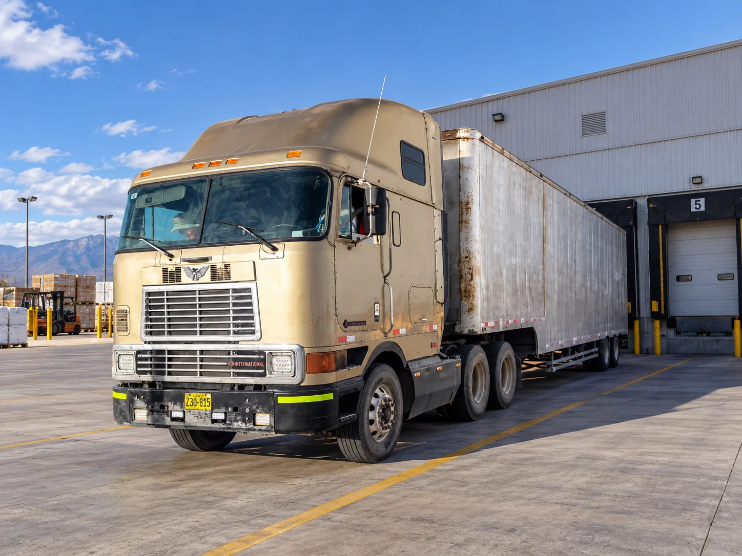 Camión y operación de transporte de carga junto a almacén